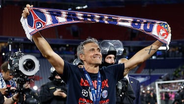 Luis Enrique celebra el título de Champions tras imponerse al Inter de Milán en la final.
