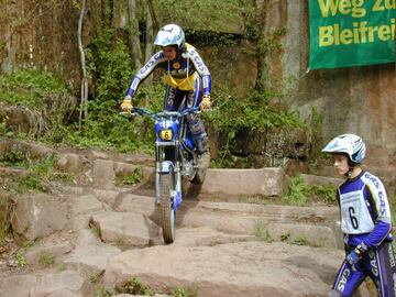 Lleg¨® justo despu¨¦s de haberse proclamado campeona del mundo por primera vez en el Mundial femenino de Trial. El comienzo de siglo coincidi¨® con el comienzo de una leyenda que tambi¨¦n conquist¨® la divisi¨®n femenina del Trial de las Naciones durante la primera temporada en la que la FIM lo introdujo en su programa. Este fue el primero de los nueve totales que ha conseguido Espa?a en la categor¨ªa hasta la fecha y entonces, una jovenc¨ªsima Laia volv¨ªa a brillar al manillar de una Beta en una disciplina donde form¨® equipo junto a Dolores S¨¢nchez.