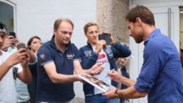 Xabi Alonso firmando autógrafos