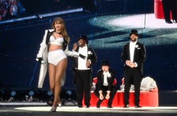 Taylor Swift se une a Travis Kelce en el escenario durante "Taylor Swift | The Eras Tour" en el estadio de Wembley el 23 de junio de 2024 en Londres, Inglaterra.