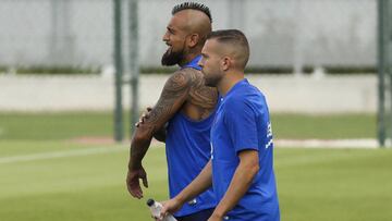 Arturo Vidal, junto a Jordi Alba.