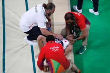 El gimnasta francés se fracturó la tibia de su pierna izquierda tras un mal salto. Sus compañeros no lo pedían creer. La peor imagen de Río 2016.