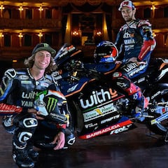 Dovizioso y Binder lucen la nueva equipación del WithU Yamaha
