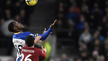 Brighton (United Kingdom), 14/01/2023.- Brighton's Danny Welbeck (L) in action against Liverpool's Andrew Robertson (R) during the English Premier League soccer match between Brighton and Hove Albion and Liverpool FC in Brighton, Britain, 14 January 2023. (Reino Unido) EFE/EPA/Vince Mignott EDITORIAL USE ONLY. No use with unauthorized audio, video, data, fixture lists, club/league logos or 'live' services. Online in-match use limited to 120 images, no video emulation. No use in betting, games or single club/league/player publications
