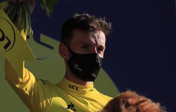 En una etapa ganada por Awout Van Aert, Alaphilippe perdió el liderato tras una penalización de 20 segundos. Adam Yates es el nuevo mailot amarillo y hay 4 colombianos en el top 10: Egan, Nairo, López y Chaves.