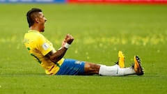 El centrocampista del Barcelona y de Brasil, Paulinho, celebrando un gol ante Ecuador.