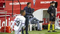 Andoni Iraola da instrucciones a sus jugadores durante el choque ante el Numancia.