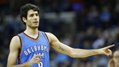 MEM06. MEMPHIS (TN, EE.UU.), 29/12/2016.- El jugador de Thunder Alex Abrines se comunica con sus compa&ntilde;eros hoy, jueves 29 de diciembre de 2016, durante un partido entre Thunder y Grizzlies por la NBA, en el FedExForum de Memphis, Tennessee (EE.UU.). EFE/Mike Brown