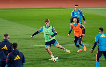 Pablo Barrios y Marc Cucurella.