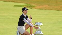 La golfista surcoreana In Gee Chun posa con el trofeo de campeona del KPMG Women's PGA Championship en el Congressional Country Club de Bethesda, Maryland.