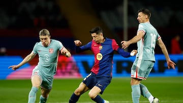 Soccer Football - LaLiga - FC Barcelona v Atletico Madrid - Estadi Olimpic Lluis Companys, Barcelona, Spain - December 21, 2024 FC Barcelona's Robert Lewandowski in action with Atletico Madrid's Conor Gallagher and Clement Lenglet REUTERS/Albert Gea