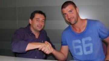Miralles tras firmar el contrato.
