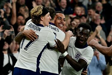 Inglaterra bate, sorri e convence