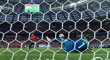 Koke misses his team's third penalty, saved by Igor Akinfeev of Russia