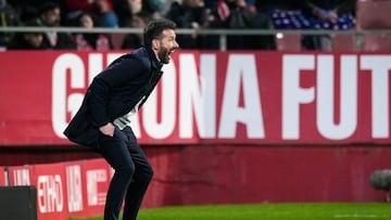 El técnico del Valencia, Carlos Corberán, durante el encuentro correspondiente a la jornada 28 de Laliga EA Sports que disputan hoy sábado Girona y Valencia en el estadio Montilivi de la capital gerundense.