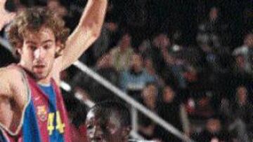 <b>CONTRAGOLPE.</b> Sonko intenta desbordar a Roger Grimau.