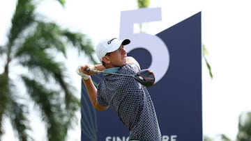El golfista norirlandés Tom McKibbin golpea una bola durante la primera jornada del Singapore Classic en el Laguna National Golf Resort Club de Singapur.
