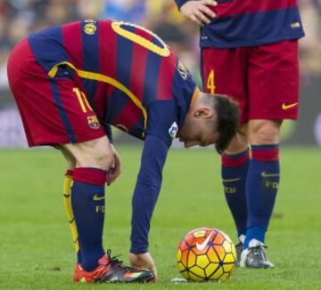 Messi preparándose para tirar la falta que daría el primer gol al Barcelona. (1-0)