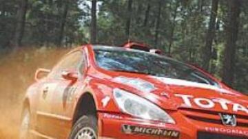 <b>EL LÍDER. </b>Marcus Gronholm encabeza la prueba al volante de su Peugeot 307.