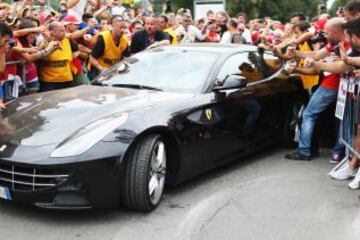 Fernando Alonso rodeado de seguidores a su llegada al circuito de Monza.