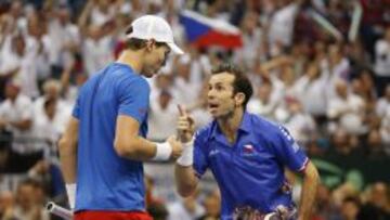 Berdych y Stepanek celebran un punto ante Serbia.