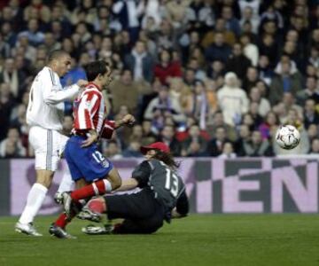 03-12-2003. El gol m¨¢s r¨¢pido de todos los derbis lo marc¨® Ronaldo en 14 segundos en el Real Madrid - Atl¨¦tico de Madrid de la 2003/2004.
