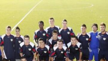 <b>LÍDERES DE SU CATEGORÍA. </b>La plantilla y técnicos del Juvenil A, en la Ciudad Deportiva.