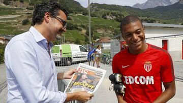 Mbapp&eacute; se ech&oacute; a re&iacute;r amablemente cuando el enviado de AS le ense&ntilde;&oacute; la portada en la que sal&iacute;a su foto con Alberto de M&oacute;naco.