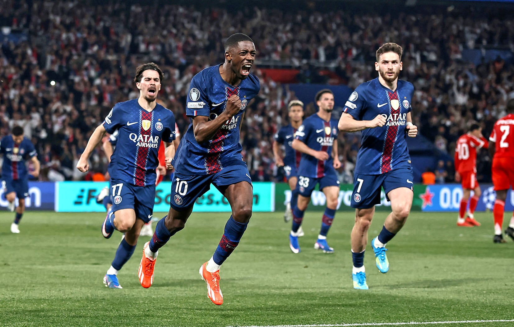 3-2. Dembélé celebra el tercer tanto.