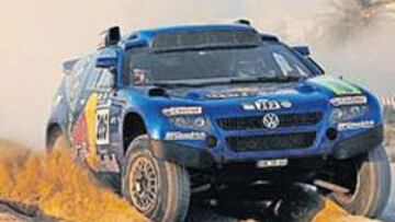 <b>BUEN INICIO. </b>Carlos Sainz, junto a su copiloto Michel Perin, en el inicio de la etapa de ayer.