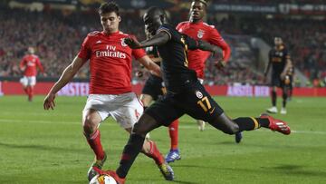 Rub&eacute;n Dias, ante Ndiaye en un Benfica-Galatasaray.