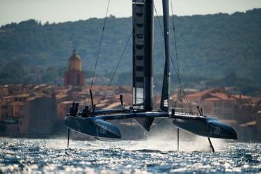 Regresa la competición de SailGP. Tras las citas de Hamilton (Bermuda), Tarento (Italia), Playmouth (Gran Bretaña) y Aarhus (Dinamarca), llega el turno del France Sail Grand Prix, que se celebra durante el fin de semana del 11-12 de septiembre en Saint-Tropez. En la imagen, los miembros del equipo de Estados Unidos vuelan durante la primera jornada en la Costa Azul