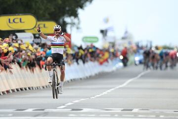 Julian Alaphilippe conquistó la etapa y se enfundó el primer maillot amarillo. Etapa marcada por dos terribles caídas masivas.