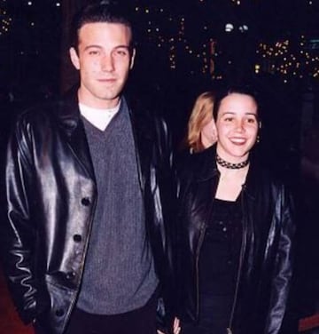 La directora de cine fue de los primeros amores del famoso actor. Iniciaron su romance cuando ambos se encontraban en secundaria, en un campamento de verano. Estuvieron juntos durante siete años y rompieron en 1997, poco después del ascenso de Affleck a la fama com ‘Good Will Hunting’.