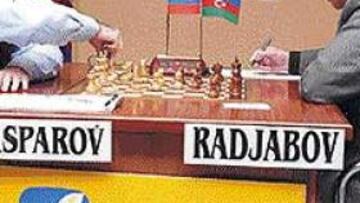 <b>DESESPERADO.</B> Kasparov se desesperó ante el niño Radjabov.