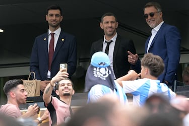 Javier Pastore, Maxi Rodriguez y Gabriel Batistuta en las gradas de MetLife Stadium para ver la final de la Copa Mundial de Clubes FIFA 2025. (Photo by JUAN MABROMATA / AFP)