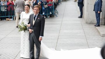 José Luis Martínez Almeida y Teresa Urquijo posan al salir de la iglesia ya convertidos en marido y mujer.