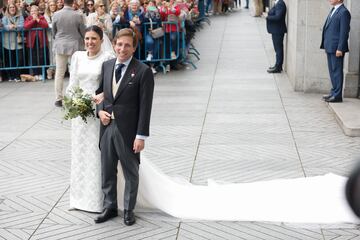José Luis Martínez Almeida y Teresa Urquijo posan al salir de la iglesia ya convertidos en marido y mujer.