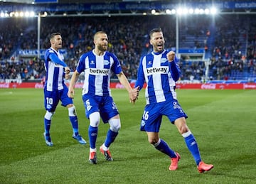 El ¡®Glorioso¡¯ cuenta con uno de los apelativos m¨¢s originales y extra?os del f¨²tbol espa?ol. Sus jugadores y aficionados son conocidos como ¡®babazorros¡¯, un pseud¨®nimo con el que tambi¨¦n se conoce a todos los habitantes de ?lava. Incluso la propia mascota del equipo vitoriano se llama 'Babazorro'.
La m¨¢s popular de las explicaciones del significado de 'babazorro' es la que determina que el pseud¨®nimo proviene de la uni¨®n de dos palabras en euskera: baba (haba, en castellano) y zorro (saco). En ?lava hab¨ªa mucha tradici¨®n en la cultivaci¨®n de este alimento (haba) y a los que se dedicaban a ello se les empez¨® conociendo como 'babazorros'.
El t¨¦rmino 'babazorro' acab¨® extendi¨¦ndose con el paso de los a?os a todos los nativos de la provincia alavesa, adem¨¢s de ser utilizado por el club vitoriano para referirse a sus futbolista y seguidores. Durante un tiempo, se utiliz¨® en tono despectivo pero, ahora, se ha tomado como un apelativo de orgullo por todos los alaveses.
ALEGRIA
PUBLICADA 04/04/20 NA MA20 1COL