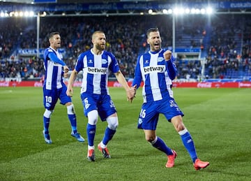 El ‘Glorioso’ cuenta con uno de los apelativos más originales y extraños del fútbol español. Sus jugadores y aficionados son conocidos como ‘babazorros’, un pseudónimo con el que también se conoce a todos los habitantes de Álava. Incluso la propia mascota del equipo vitoriano se llama 'Babazorro'.
La más popular de las explicaciones del significado de 'babazorro' es la que determina que el pseudónimo proviene de la unión de dos palabras en euskera: baba (haba, en castellano) y zorro (saco). En Álava había mucha tradición en la cultivación de este alimento (haba) y a los que se dedicaban a ello se les empezó conociendo como 'babazorros'.
El término 'babazorro' acabó extendiéndose con el paso de los años a todos los nativos de la provincia alavesa, además de ser utilizado por el club vitoriano para referirse a sus futbolista y seguidores. Durante un tiempo, se utilizó en tono despectivo pero, ahora, se ha tomado como un apelativo de orgullo por todos los alaveses. 

ALEGRIA
PUBLICADA 04/04/20 NA MA20 1COL