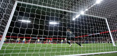 3-2. Rodrigo Hernández dispara al palo derecho de Bento engañando al portero brasileño, que se vence al otro lado.