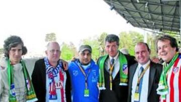 <b>CON EL MÁXIMO REPRESENTANTE. </b>Los peñistas suecos viajaron a Finlandia para ver al Atlético y se hicieron una foto con Gil Marín.