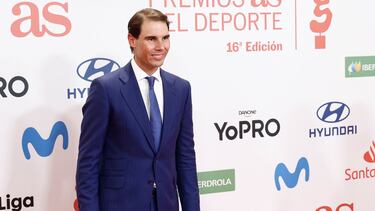 MADRID (ESPAÑA), 20/12/2022.- El tenista Rafael Nadal posa a su llegada a la 16ª gala de los premios AS del Deporte, este martes en Madrid. EFE/ Rodrigo Jiménez