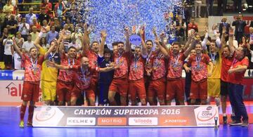 Los jugadores de ElPozo Murcia celebran el título de campeones de la Supercopa de España de Fútbol Sala.