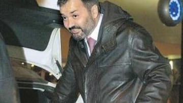 <b>EL CENTRO DE ATENCIÓN. </b>Carmona, el árbitro de un partido muy caliente, ayer a su llegada a Zaragoza.