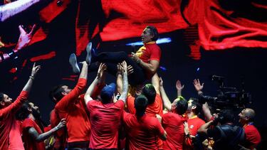 Sergio Scariolo manteado por sus jugadores.