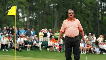 FILE PHOTO: Former champion Fuzzy Zoeller shouts to the gallery on the 18th green before stroking his final putt in his final competitive round during second round play at the 2009 Masters golf tournament at the Augusta National Golf Club in Augusta, Georgia, April 10, 2009. REUTERS/Hans Deryk (UNITED STATES SPORT GOLF)/File Photo