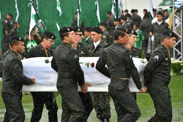 Interior del estadio arena Conda en Chapecó, donde se celebra el homenaje a los jugadores y miembros del equipo técnico del club, fallecidos en el accidente aéreo en Colombia.