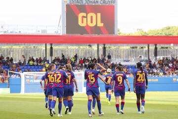 Las jugadoras del Barcelona celebran el 3-1 en propia puerta de la jugadora rojiblanca Aleixandri.