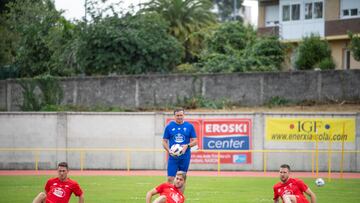 Cristóbal Parralo, en el entrenamiento del Racing de Ferrol.